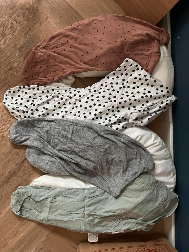 Voedingskussen - 2 stuks met 4 hoezen, Kinderen en Baby's, Babydragers en Draagdoeken, Zo goed als nieuw, Overige typen, Rug, Overige merken