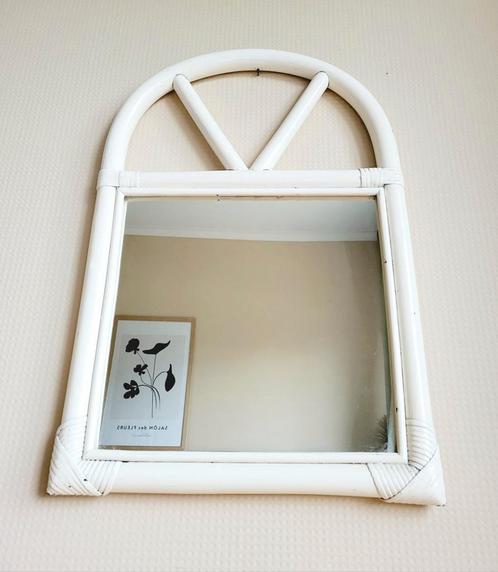 Hele mooie vintage witte rotan spiegel met boog!, Huis en Inrichting, Woonaccessoires | Spiegels, Zo goed als nieuw, Minder dan 50 cm