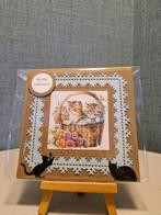 Kaartje verjaardag twee poesjes in mand met bloemen, Ophalen of Verzenden, Nieuw, Overige thema's