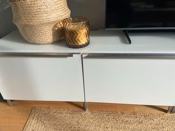 Twee IKEA TV Meubels, glanzend wit beschikbaar voor biedingen