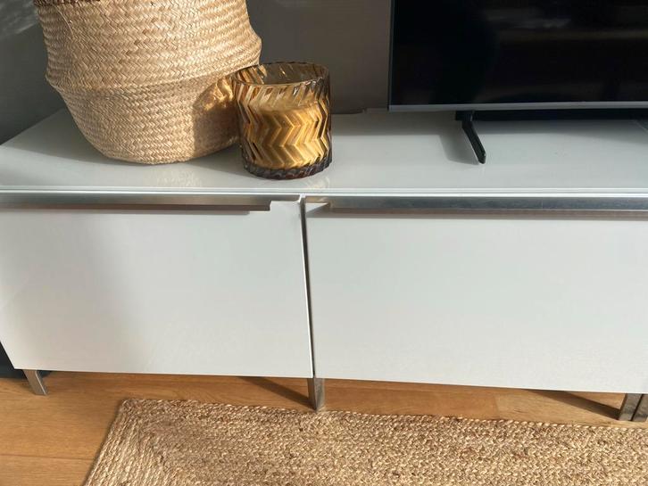 Twee IKEA TV Meubels, glanzend wit, Huis en Inrichting, Kasten | Televisiemeubels, Gebruikt, Minder dan 100 cm, 100 tot 150 cm