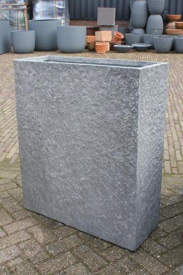 Nieuwe grijze hoge bloembakken afscheiding terras balkon  beschikbaar voor biedingen