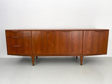 Vintage dressoir McIntosh  beschikbaar voor biedingen