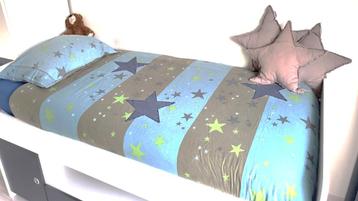 Compleet bed met kastjes, lades, opbergruimte en accessoires beschikbaar voor biedingen
