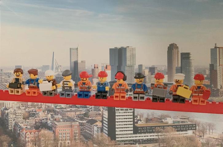 Schilderij Lego/Lunch Atop a Skyscraper, skyline Rotterdam, Huis en Inrichting, Woonaccessoires | Schilderijen, Tekeningen en Foto's