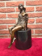 zittende jongedame, licht erotisch bronzen beeld, Antiek en Kunst, Kunst | Beelden en Houtsnijwerken, Ophalen of Verzenden