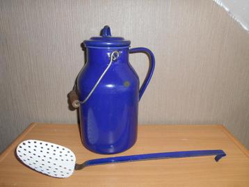 Oud kobalt blauw emaille melkbusje en vislepel / schep beschikbaar voor biedingen