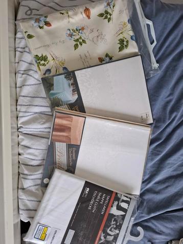 4 nieuwe tafelkleden beschikbaar voor biedingen