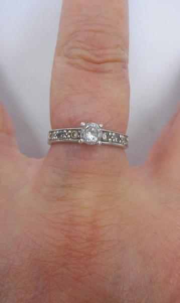 Zilveren ring met steentjes maat 17 nr.108 beschikbaar voor biedingen