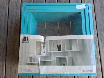 3 Kubussen om aan de muur te hangen, azuurblauw. beschikbaar voor biedingen