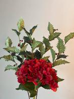 Kunstbloemstuk met rode hortensia en hulst, Ophalen of Verzenden, Zo goed als nieuw, Binnen