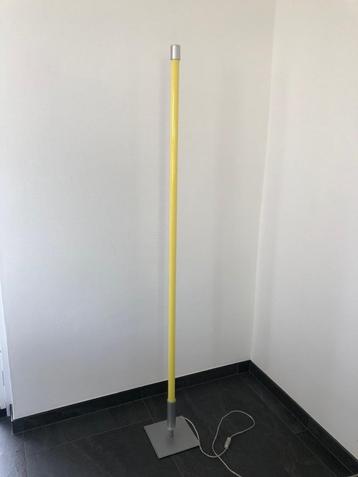 Te Koop Gele TL lamp beschikbaar voor biedingen