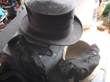 Hoge hoed met bijpassende handschoenen beschikbaar voor biedingen