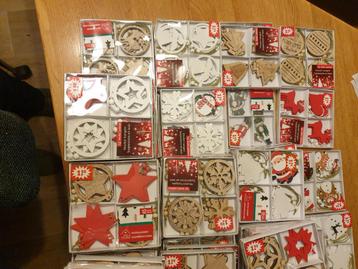 Houten hangers doos a 12 stuks kleur hout, rood en of wit  beschikbaar voor biedingen