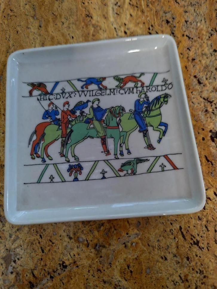 Limoges porseleinen schaaltje  "valkenjacht", Verzamelen, Porselein, Kristal en Bestek, Zo goed als nieuw, Bord of Schaal, Porselein