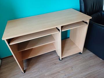 Computertafel buro bureau beschikbaar voor biedingen