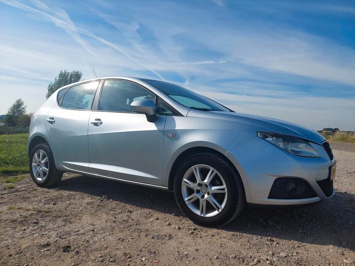 Seat Ibiza 1.4 jaar 2009, Auto's, Seat, Particulier, Ibiza, Benzine, Hatchback, Handgeschakeld, Zilver of Grijs, Grijs, Stof, Ophalen