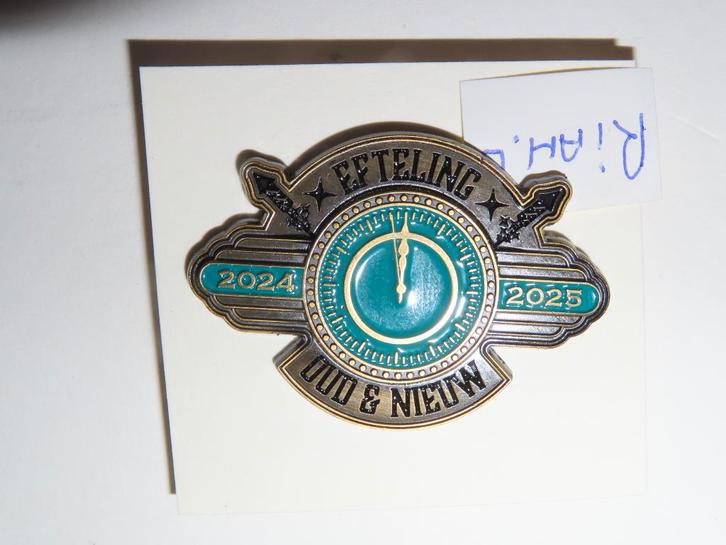 Efteling personeel pin Oud en Nieuw 2024-2025., Verzamelen, Efteling, Nieuw, Button of Speldje, Ophalen