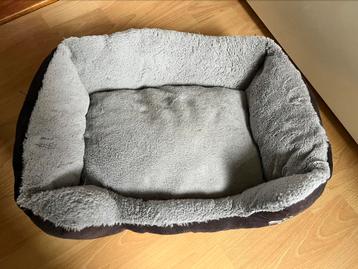 Grijs met zwarte kattenmand beschikbaar voor biedingen
