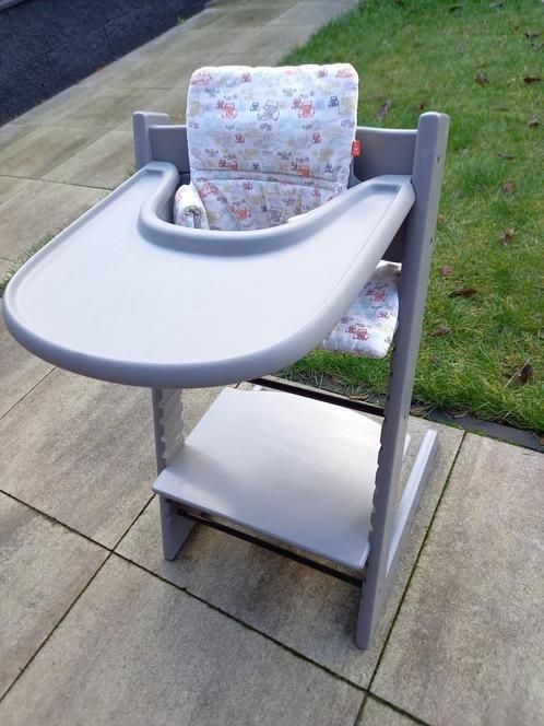 Stokke Tripp Trapp stoel, met tafelblad + babyset + kussens, Kinderen en Baby's, Kinderstoelen, Gebruikt, Meegroeistoel, Aanschuifbaar