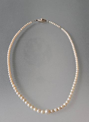 Mooi parelcollier/ketting met witgouden ruitvormig slotje  beschikbaar voor biedingen