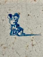 Tegel , Delfts blauw, met drinkende man op kruk, 1650-1700, Verzenden