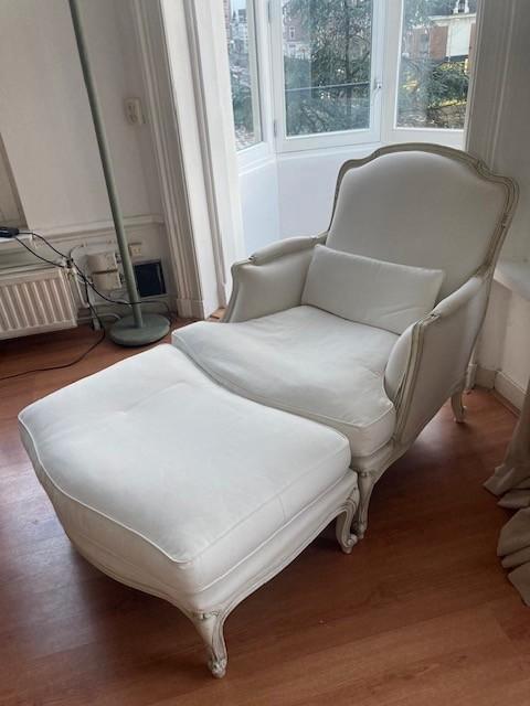 Frans Louis XV stijl gesneden en gestoffeerde bergere stoel, Huis en Inrichting, Banken | Sofa's en Chaises Longues, Gebruikt