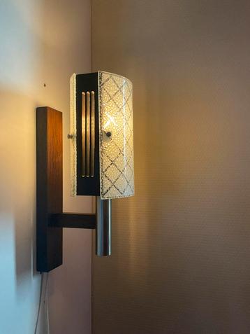 Prachtig vormgegeven Scandinavisch Design teakhouten lamp beschikbaar voor biedingen