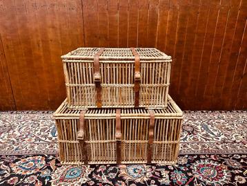 Grote rieten manden met lederen riemen Flamant beschikbaar voor biedingen