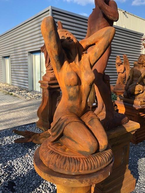 Mooi vol stenen beeld in Oxide - naakte knielende vrouw, hee, Tuin en Terras, Tuinbeelden, Mensenbeeld, Steen, Ophalen of Verzenden