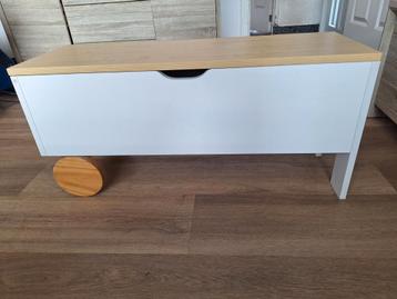 Mooi handig opbergkastje beschikbaar voor biedingen