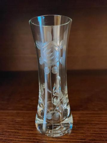 Schattig oud klein glaasje van kristal met bloemetjes beschikbaar voor biedingen