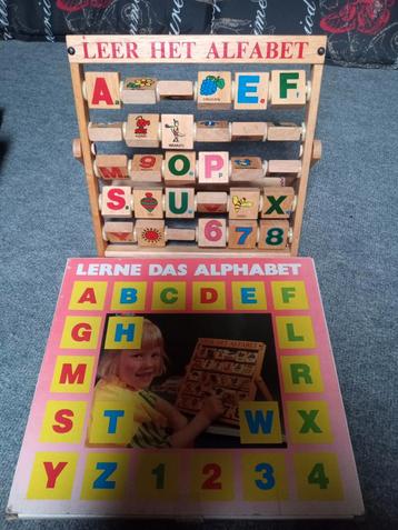 Houte alfabet  beschikbaar voor biedingen