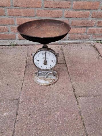 Antieke weegschaal  beschikbaar voor biedingen