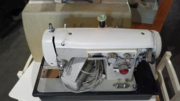 Metalen vintage naaimachine met koffer + pedalen beschikbaar voor biedingen