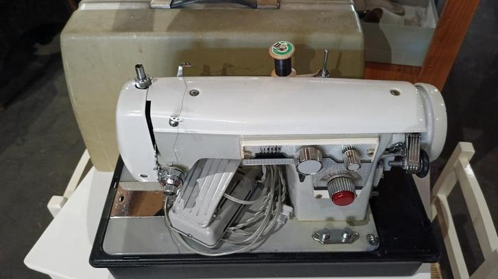 Metalen vintage naaimachine met koffer + pedalen, Antiek en Kunst, Antiek | Naaimachines, Ophalen of Verzenden