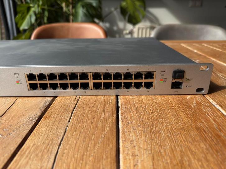 Ubiquiti Unifi US-24-250 POE+ netwerk switch - 24 port&2SFP, Computers en Software, Netwerk switches, Gebruikt, Ophalen of Verzenden
