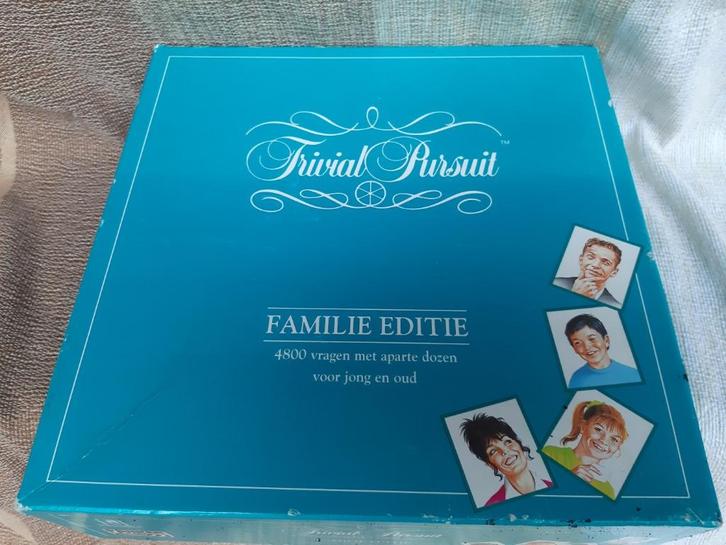 Trivial Pursuit - derde genus editie, 2 soorten, Hobby en Vrije tijd, Gezelschapsspellen | Bordspellen, Zo goed als nieuw, Een of twee spelers