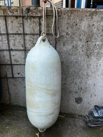 Grote witte stootwil/ stootkussen/ fender (30 x 90 cm) beschikbaar voor biedingen