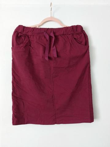 Nieuw! Stretch Rok Rood. Maat 40/42 beschikbaar voor biedingen