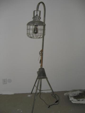 Apart mooie antiek-look grijze staande lamp € 17,50.. beschikbaar voor biedingen