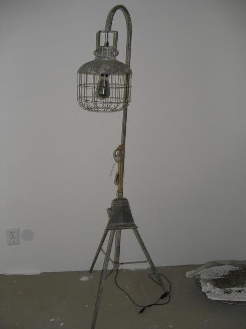 Apart mooie antiek-look grijze staande lamp € 17,50.., Huis en Inrichting, Lampen | Vloerlampen, Zo goed als nieuw, 150 tot 200 cm