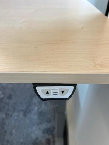 Kinnarps Zit-sta bureau met BachMann stopcontact, 6 stuks - afbeelding 3