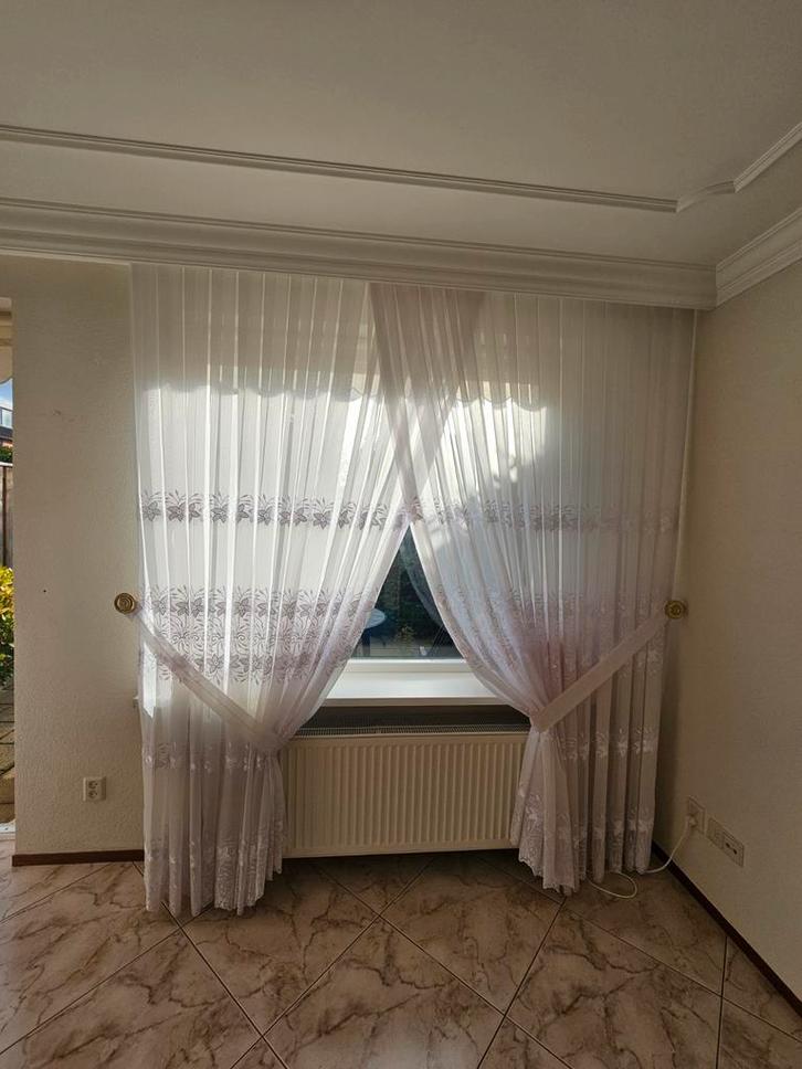Witte gordijnen met bloemmotief, Huis en Inrichting, Stoffering | Gordijnen en Lamellen, Zo goed als nieuw, Wit, Ophalen