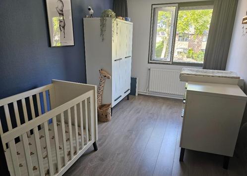 Interbaby babykamer (ledikant, commode, kast en wandplank), Kinderen en Baby's, Kinderkamer | Complete kinderkamers, Gebruikt