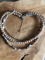 Nieuw! Ketting in 3 rijen van zandkl. schelpkralen en parels, Ophalen of Verzenden, Nieuw