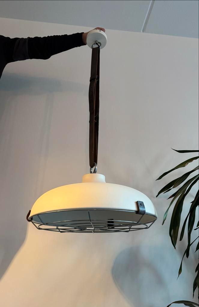 Retro Loods5 Lamp - Wit met bruin lederen band, Huis en Inrichting, Lampen | Hanglampen, Zo goed als nieuw, 50 tot 75 cm, Metaal