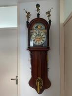 Friese staartklok met maanstand en datum, Antiek en Kunst, Antiek | Klokken, Ophalen