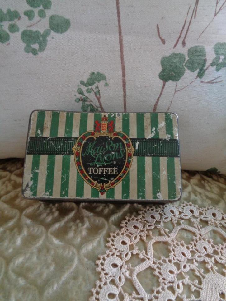 Oud Engels Maison Lyons Toffee Blikje 1950 ** Mimosa **, Verzamelen, Blikken, Gebruikt, Overige, Ophalen of Verzenden