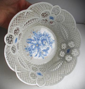 Schaal Moga Porselein~Roemeens opengewerkt schaal beschikbaar voor biedingen